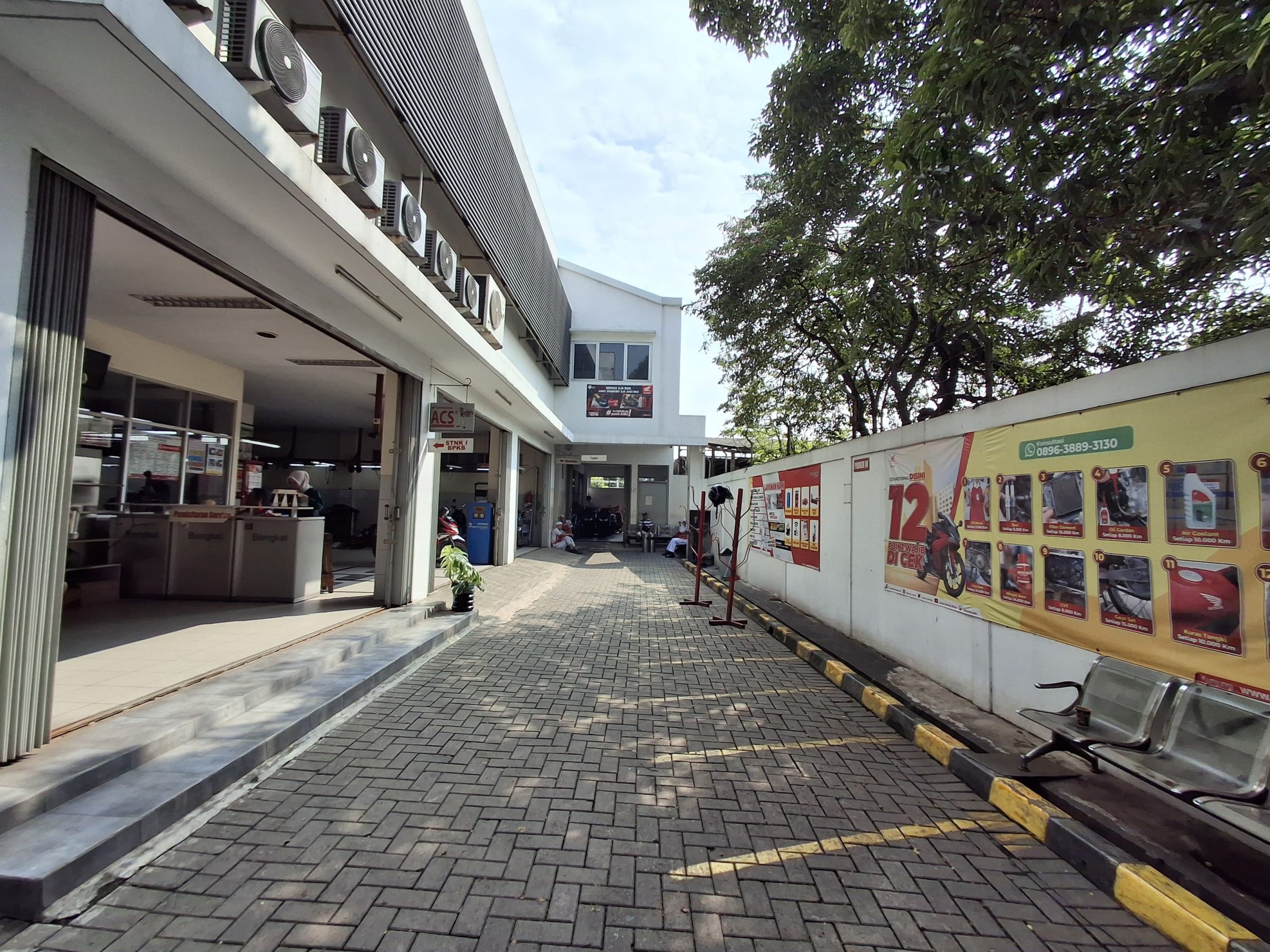 Area Parkir Kendaraan Bintang Motor Bekasi