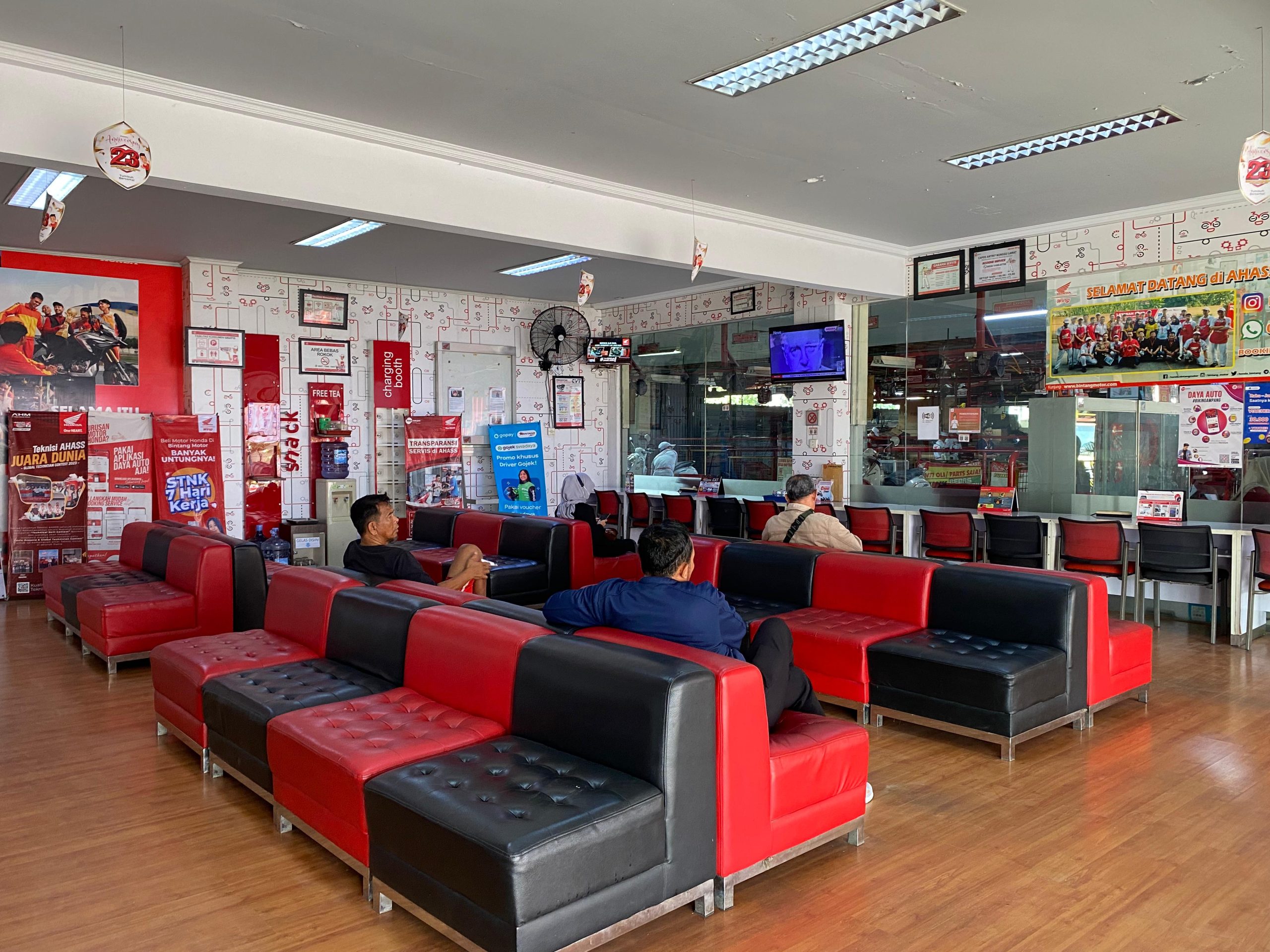 Ruang Tunggu Dealer Bintang Motor Bogor Cibinong
